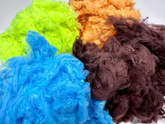 100 % fibra cortada de poliéster (PSF) Color personalizado teñido con droga reciclada respetuosa con el medio ambiente
